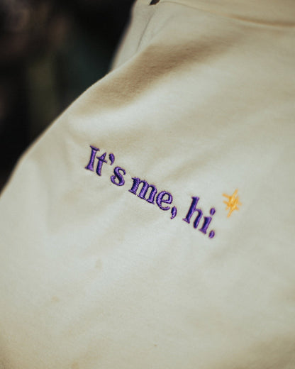 It's me, hi! | Embroidered T-shirt - Behind the Mall