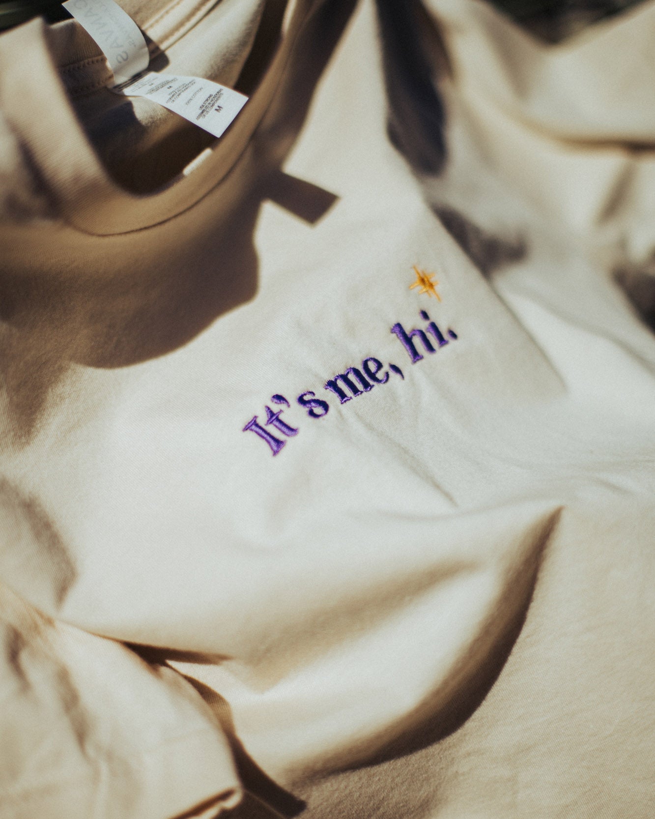 It's me, hi! | Embroidered T-shirt - Behind the Mall