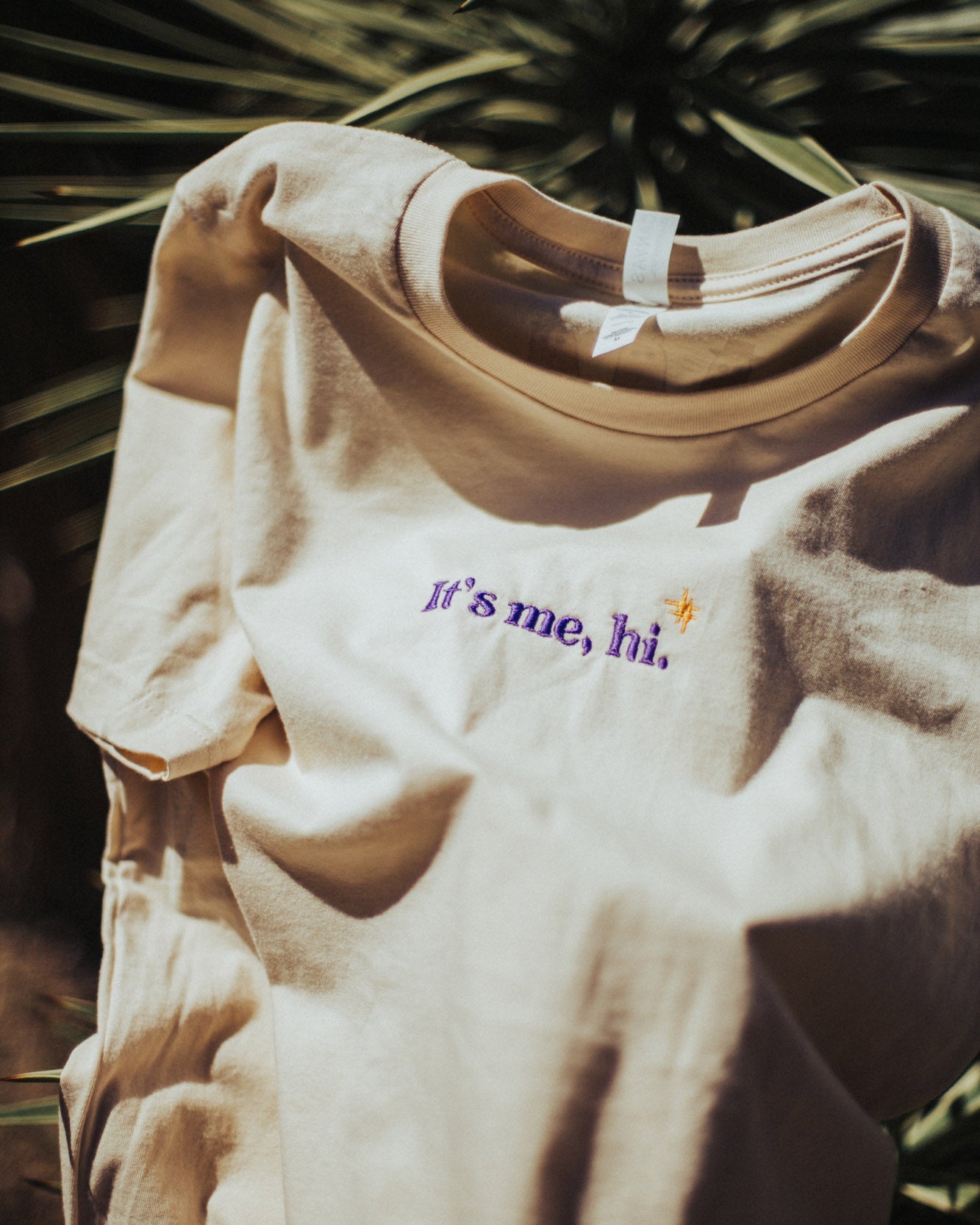 It's me, hi! | Embroidered T-shirt - Behind the Mall