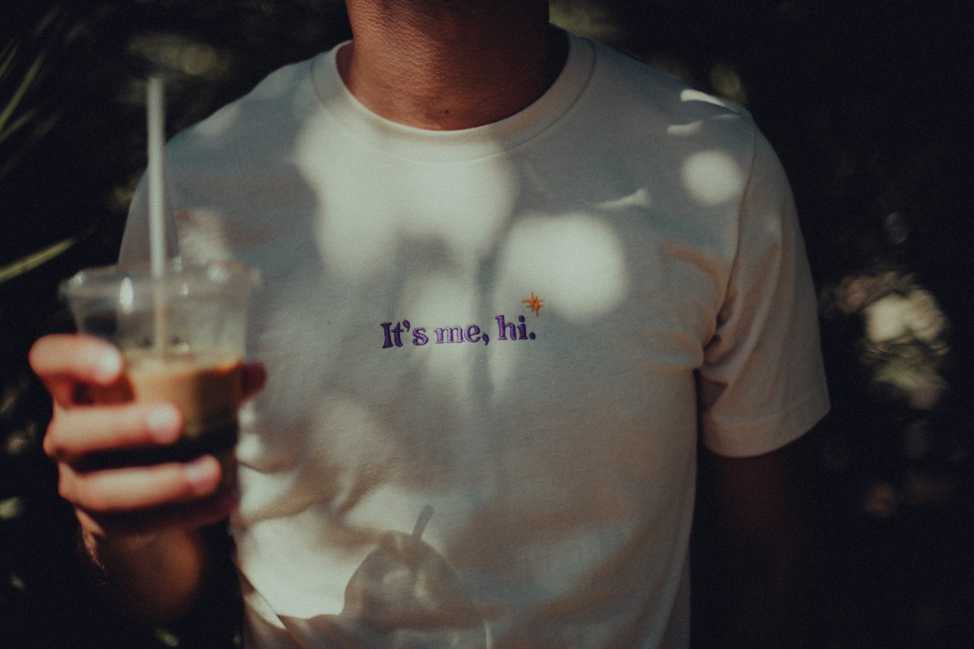 It's me, hi! | Embroidered T-shirt - Behind the Mall